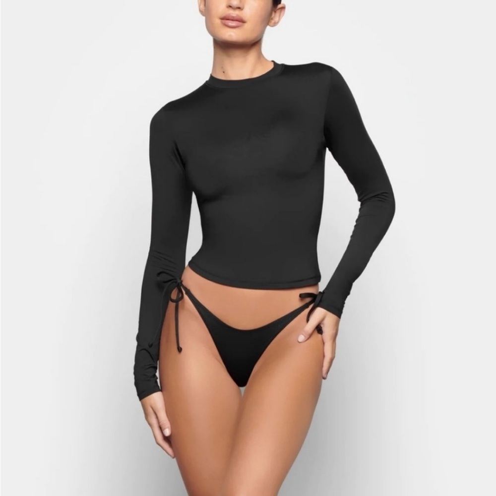 SKIMS SIGNATURE SWIM LONG SLEEVE TOP IN ONYX M

Worn once
